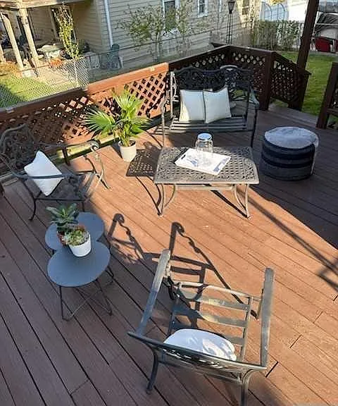 Shared deck, nice yard, quiet space