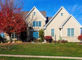 3264 Crow Lake Dr, Bettendorf, IA 52722