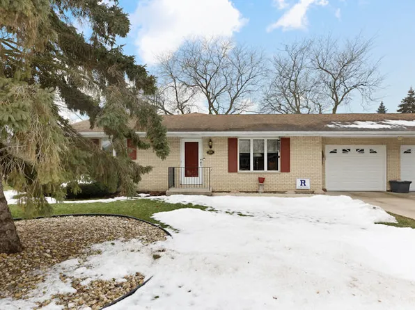 1210 Sunnymeade Dr, Rochelle, IL 61068