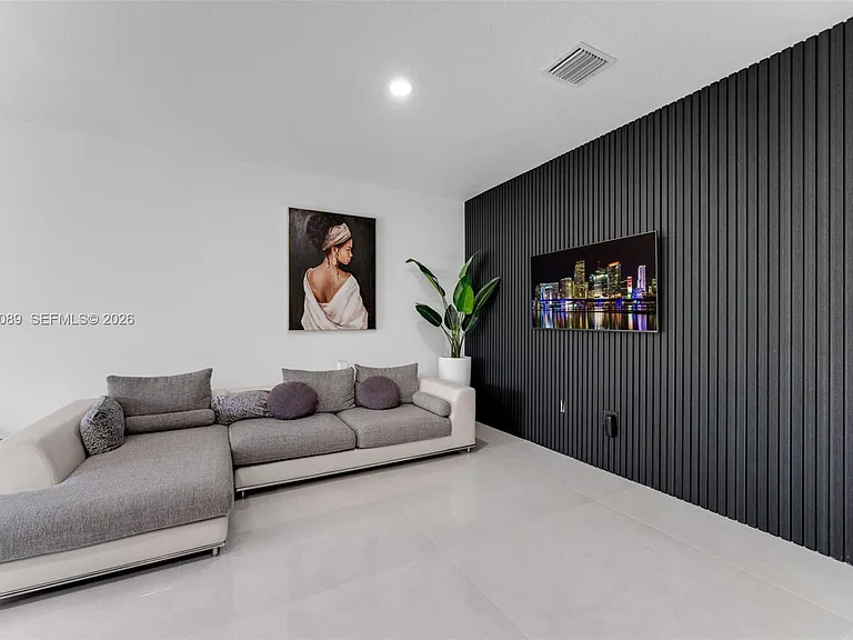 617 SW 11th St — Photo 4