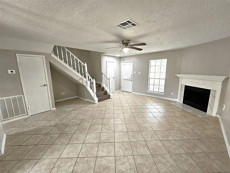 17303 Saturn Ln — Photo 2