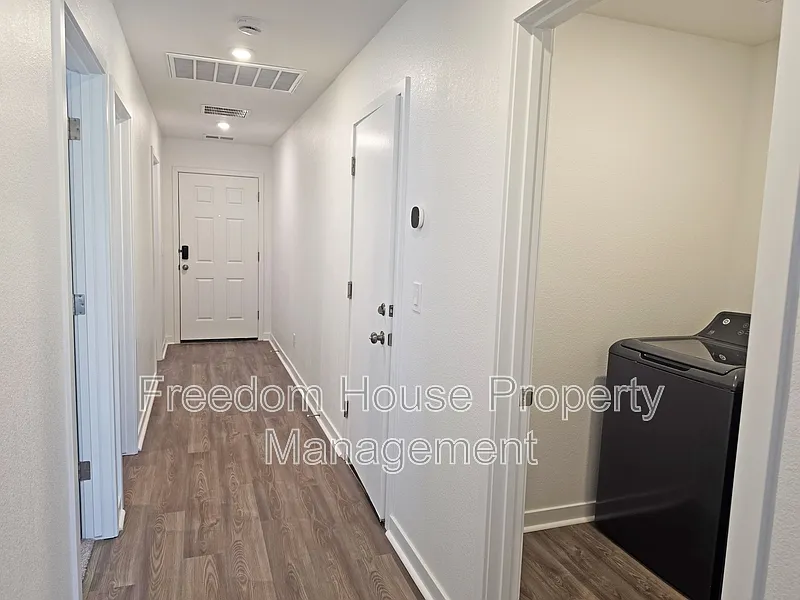 3 bed, 2.0 bath, 1290 sqft, $1,926 — Photo 3