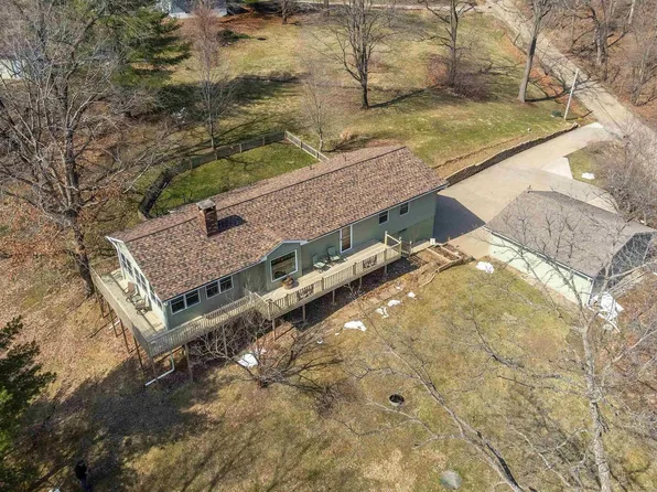 9 Sandpiper Dr, Blue Grass, IA 52726