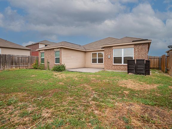 3rd image of 1420 Macnab Dr