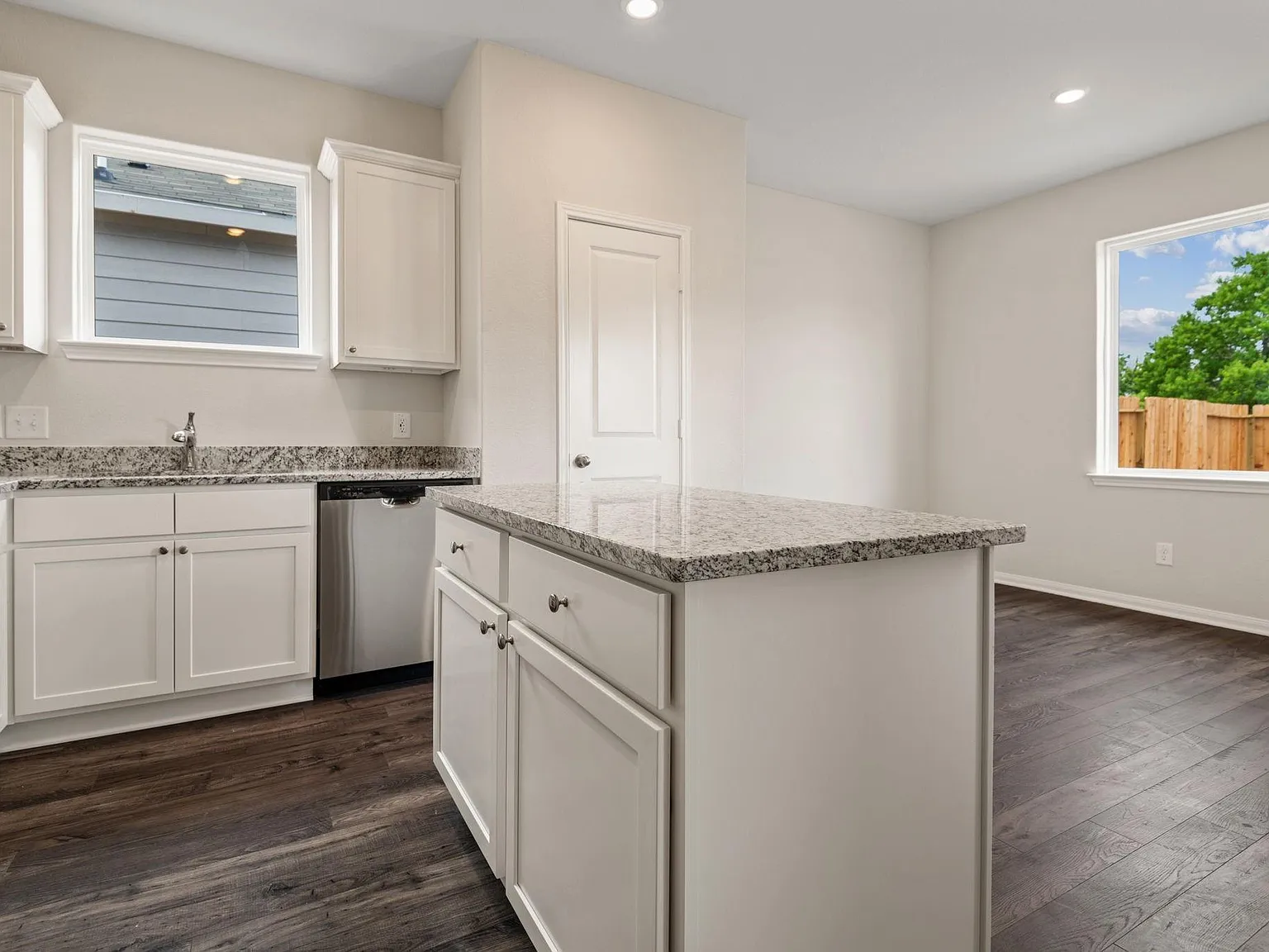 4 bed, 2.0 bath, 1601 sqft, $2,230 — Photo 3