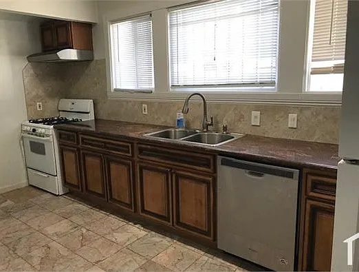 4 bed, 2100 sqft, $4,300 — Photo 3