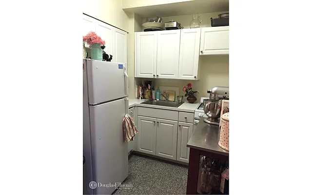 Rented by Douglas Elliman | media 20