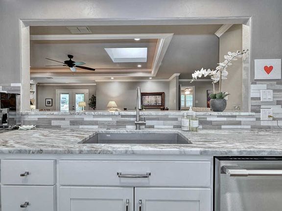 4th image of 1538 Tanglewood Dr E