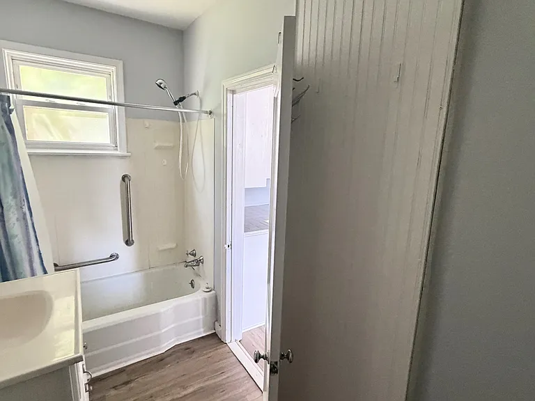 186 Essex St — Photo 8