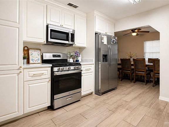 4th image of 627 W 5th St
