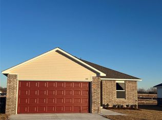 940 S Bear Ln, Mustang, OK 73064