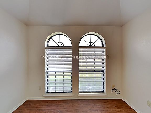 5th image of 10317 Lone Pine Ln