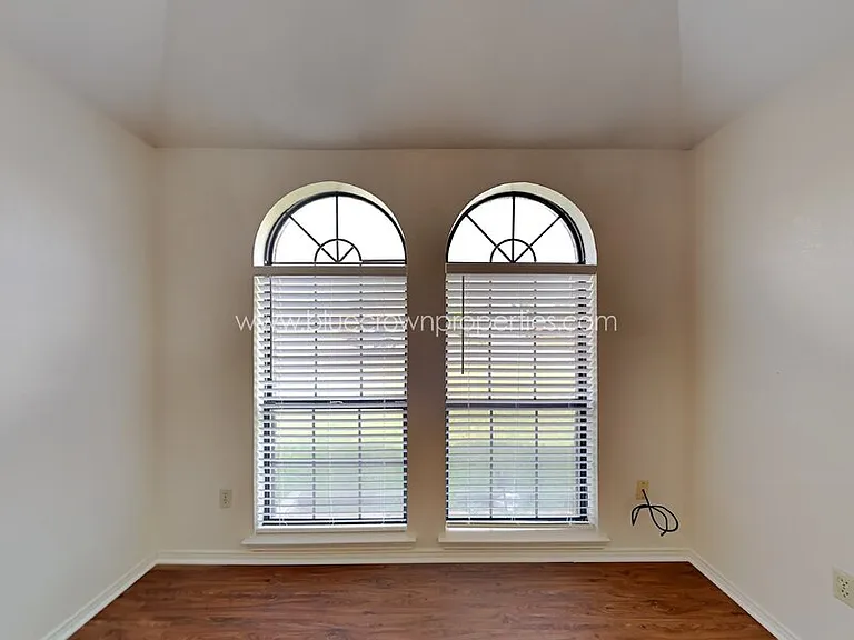 10317 Lone Pine Ln — Photo 5
