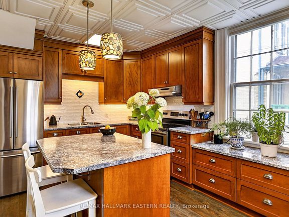 5th image of 451 Stewart St
