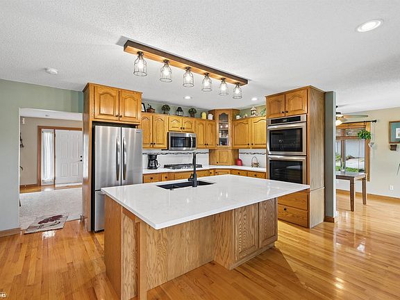 5th image of 2023 Edgebrook Dr