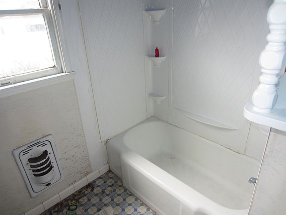 2nd image of 629 W Kleberg Ave
