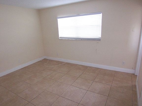 3rd image of 1640 N Dixie Hwy APT 2
