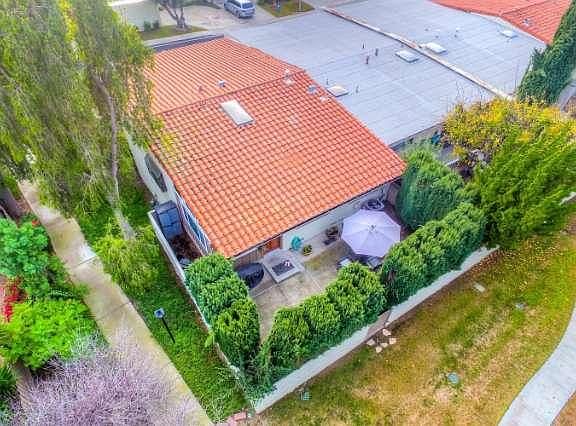 5th image of 922 N Woodlawn Dr