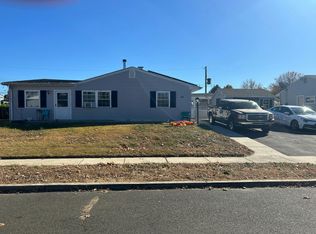 24 Chestnut Ln, Levittown, PA 19055