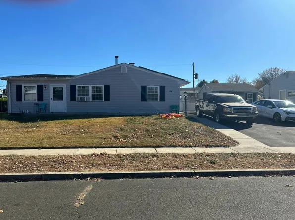 24 Chestnut Ln, Levittown, PA 19055