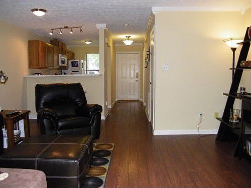 3rd image of 620 Idlewood Ln