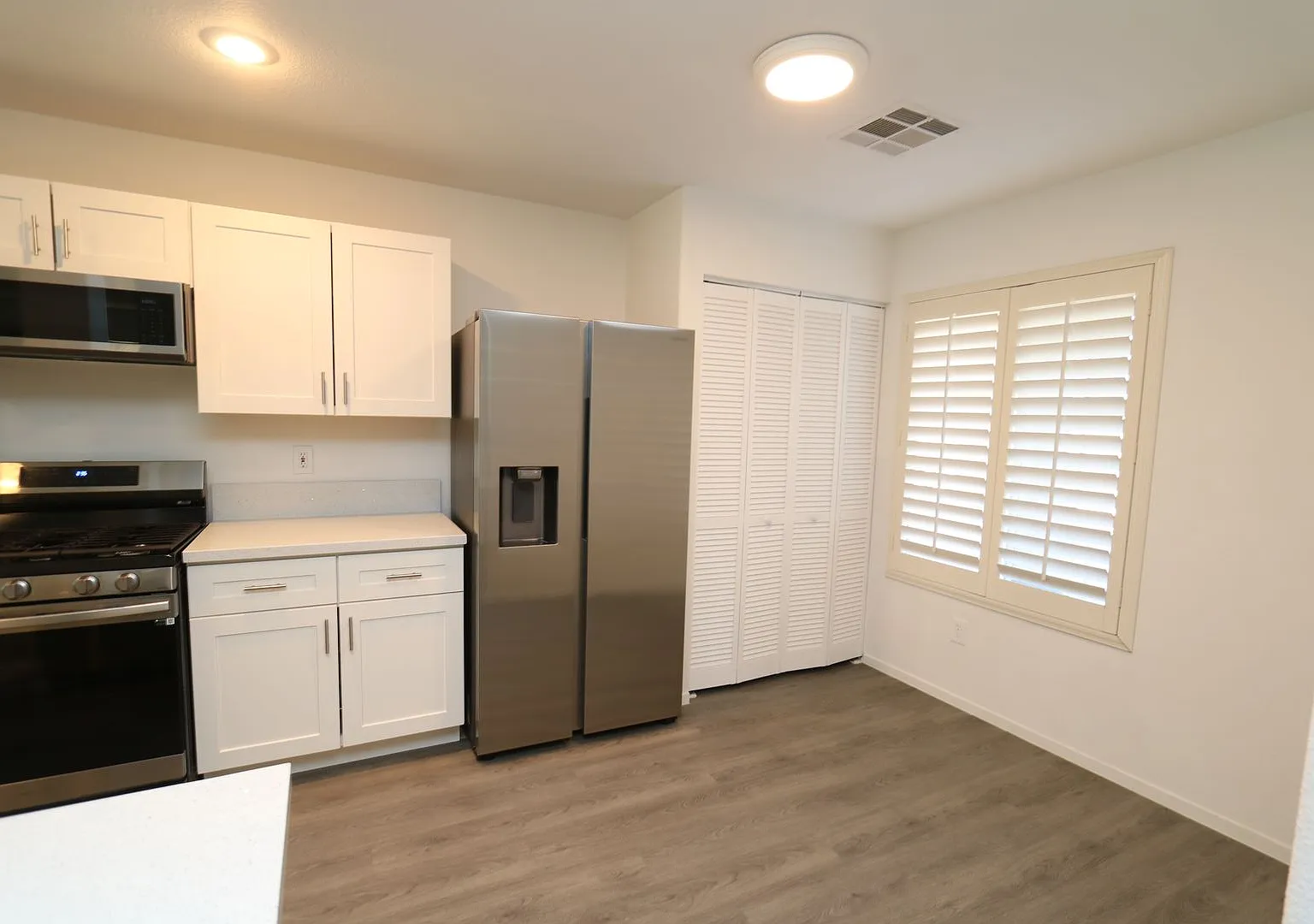 Modern fully furnished 2 Story home located in the Northwest — Photo 4