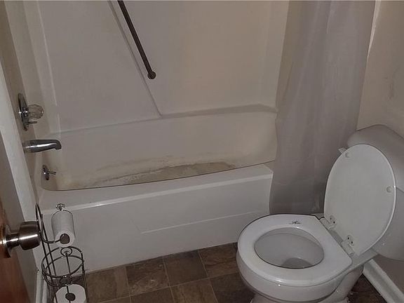 5th image of 2408 Greenwood Dr