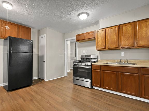 3rd image of 318 N 43rd St