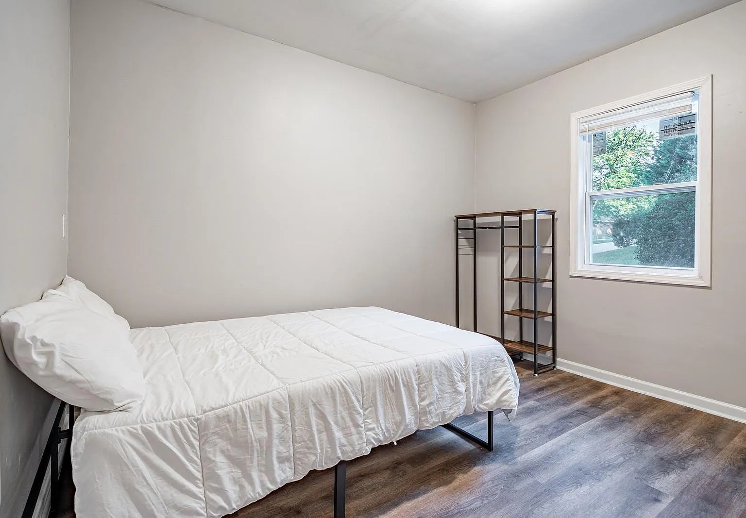 4 bed, 3.0 bath, 1354 sqft, $672 — Photo 1