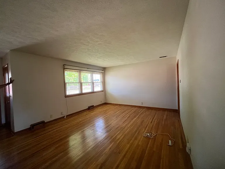 2076 Roach St — Photo 3