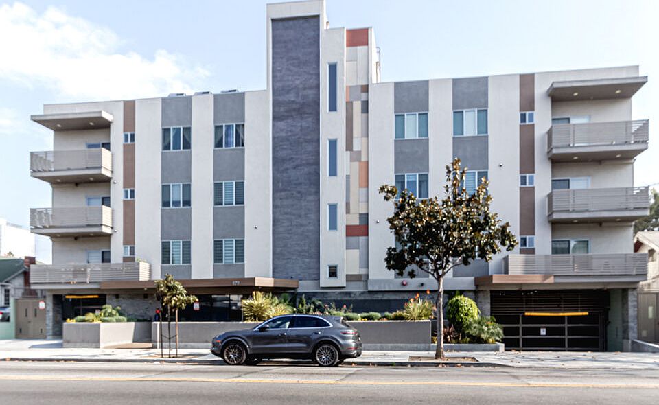 1st image of 820 S Wilton Pl #405