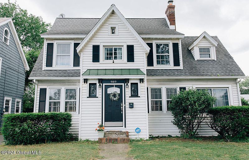 4th image of 989 Washington Avenue