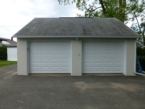 2 Car Garage 