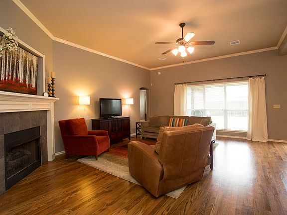 Fireplace w/Gas Logs & Media Niche