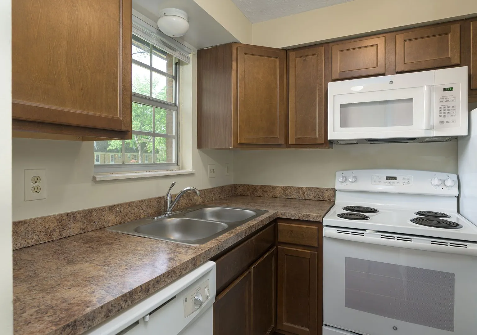 Kingswood Townhouses — Photo 2