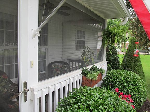 3rd image of 249 Holly St