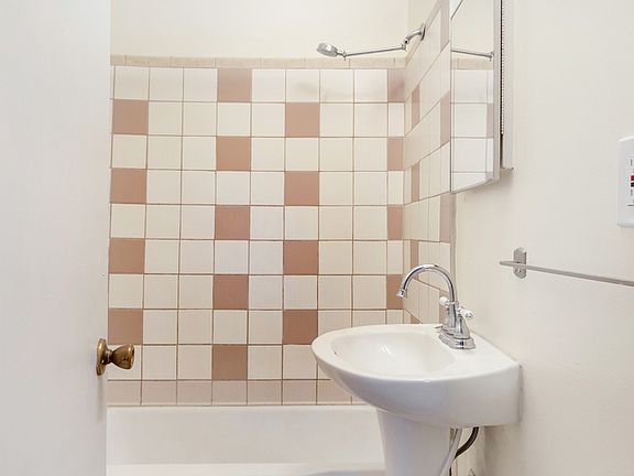 4th image of 444 Stephens Ave #2
