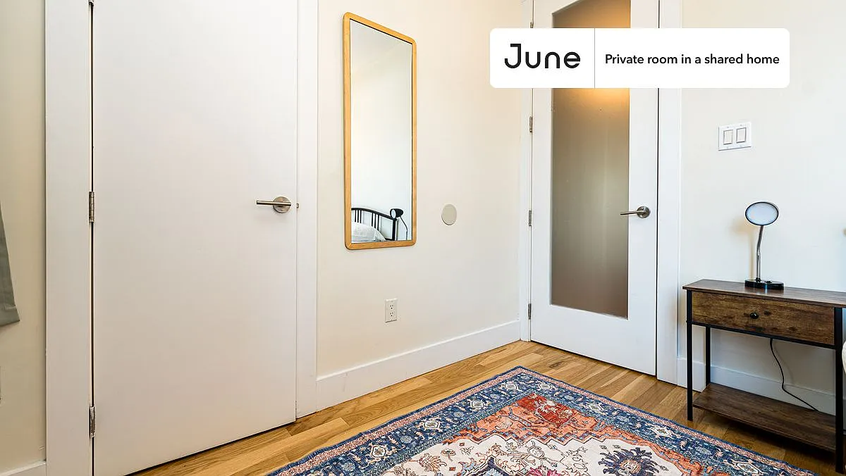 Queen bedroom in 4 bed/1 bath home in Clinton Hill #1803 B — Photo 3