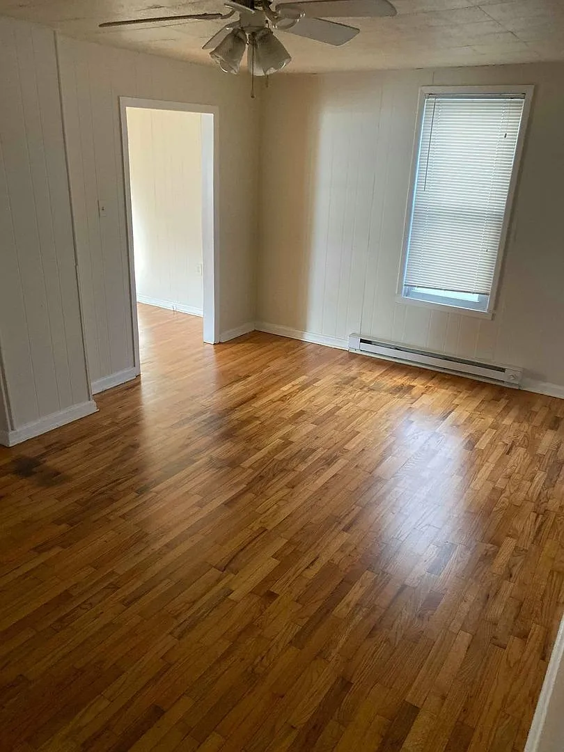 3-4 bedroom, 1 bath, 2 story single family house — Photo 2