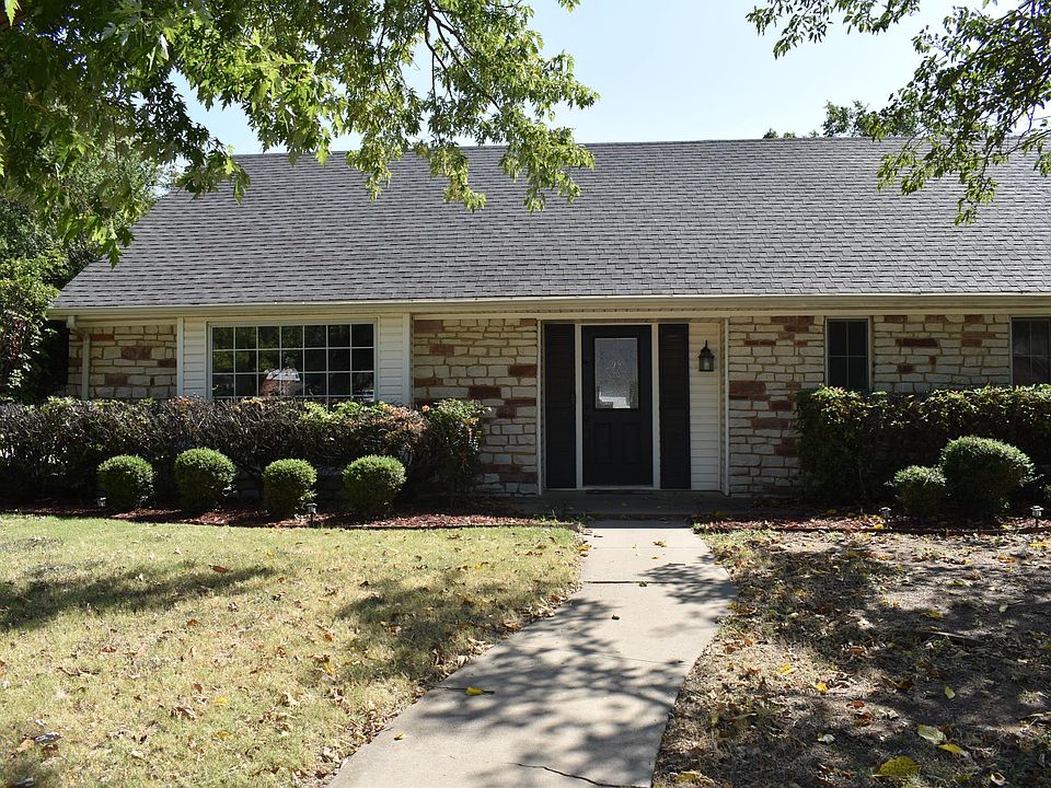 1st image of 1111 NW Becontree Dr