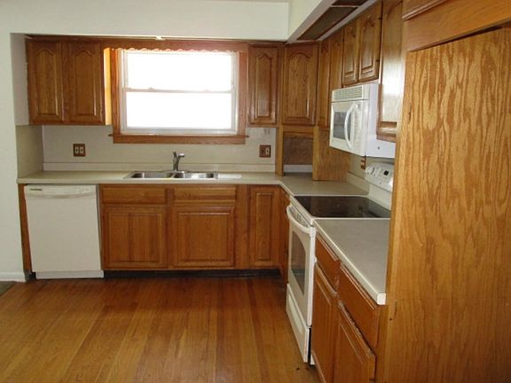 3rd image of 33 Canterbury Dr