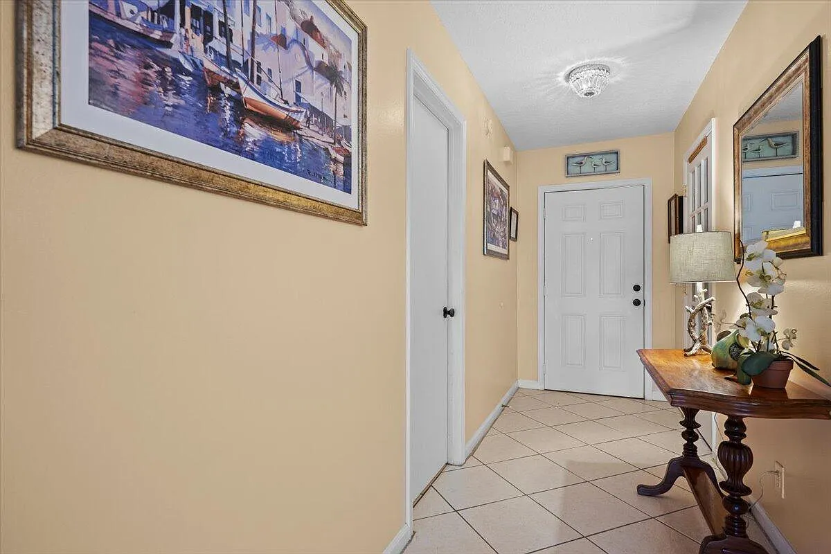2 bed, 2.0 bath, 2647 sqft, $3,500 — Photo 2