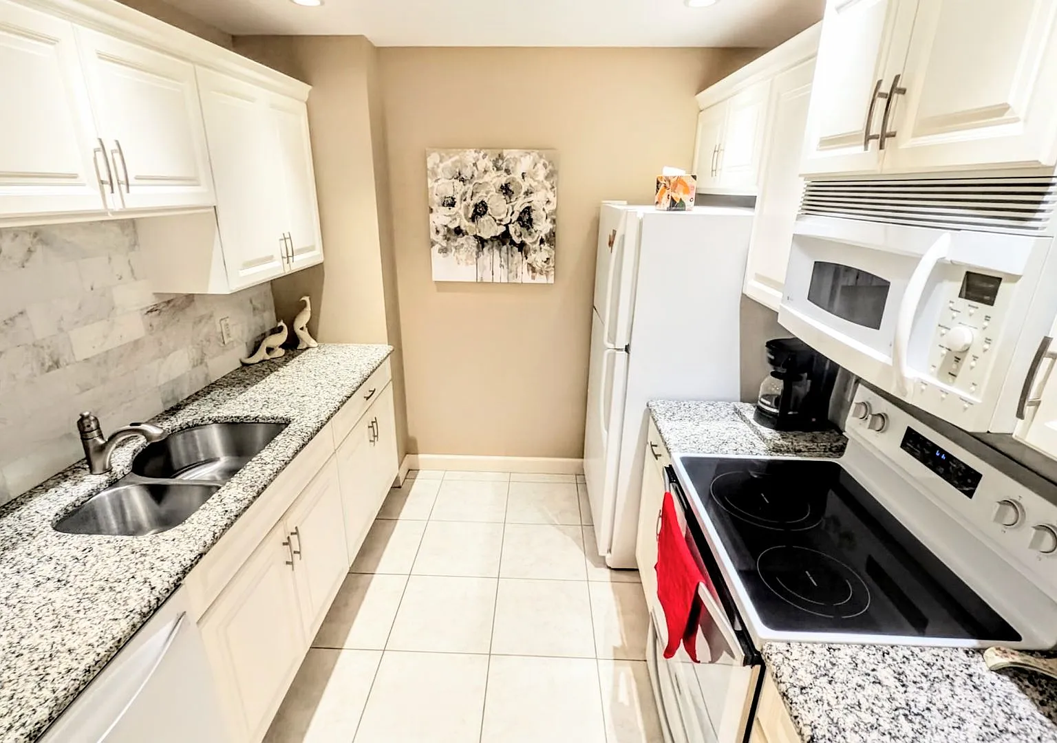 Short Term Turnkey Furnished Downtown At The Renaissance — Photo 2