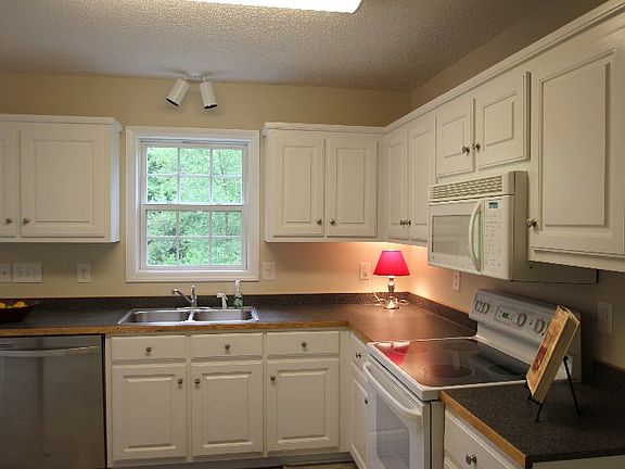 Light & Bright Kitchen!