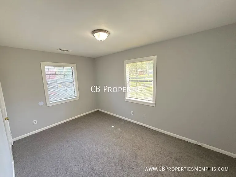 1445 Robin Hood Ln — Photo 2