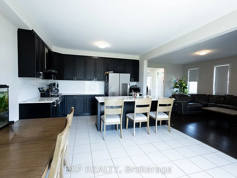 1038 Showman St — Photo 9