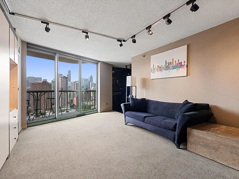 111 W Maple St #2012 — Photo 4