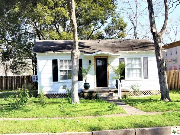 107 Coke St, Yoakum, TX 77995