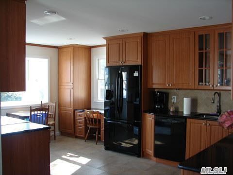 4th image of 121 Taylor Ave