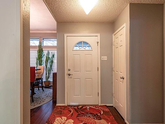 3rd image of 824 Cherlyne Dr